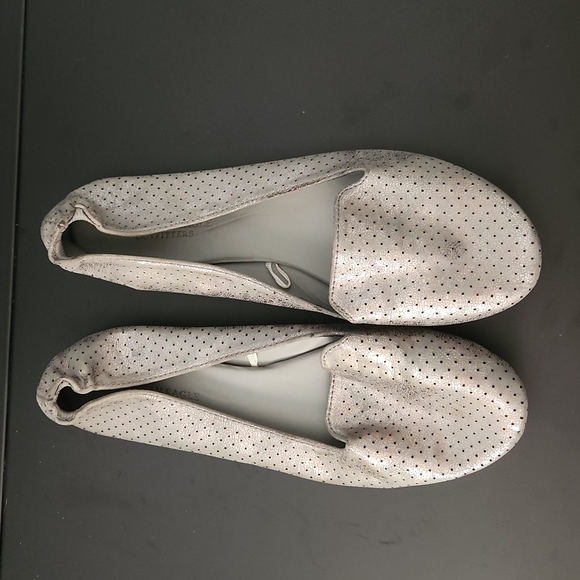 American Eagle sz8.5 metallic silver ballet flats - Picture 2 of 3